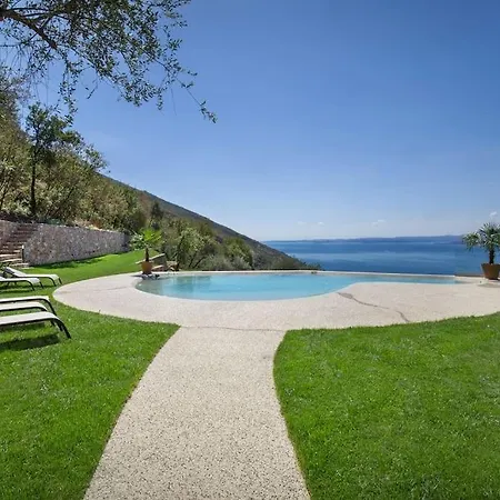 Divina - Prima Con Piscina E Vista *